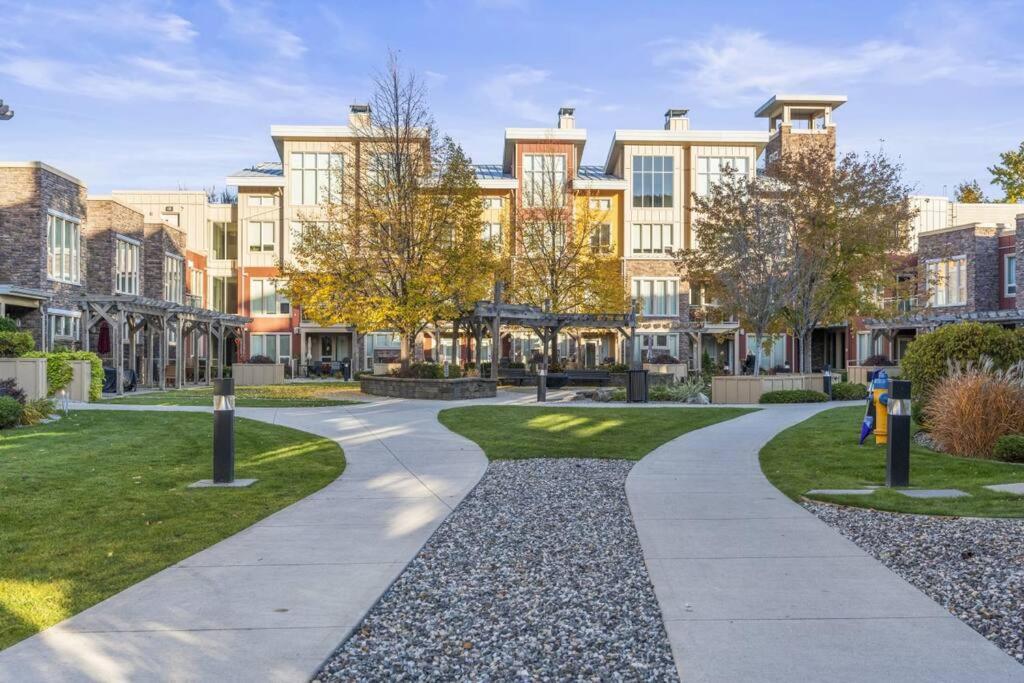 Stunning Lakeside Condo 2BR Pool Hot Tub and Beach