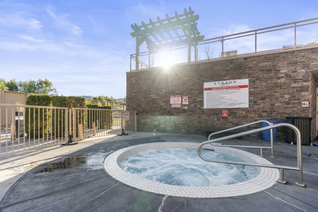 Stunning Lakeside Condo 2BR Pool Hot Tub and Beach