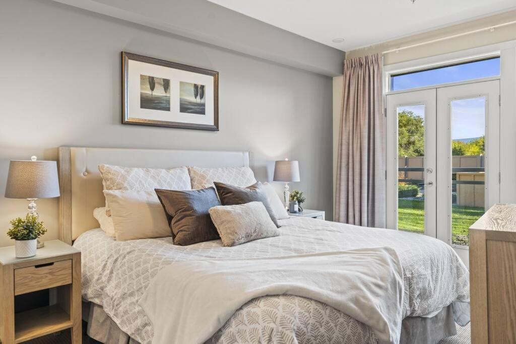 Stunning Lakeside Condo 2BR Pool Hot Tub and Beach