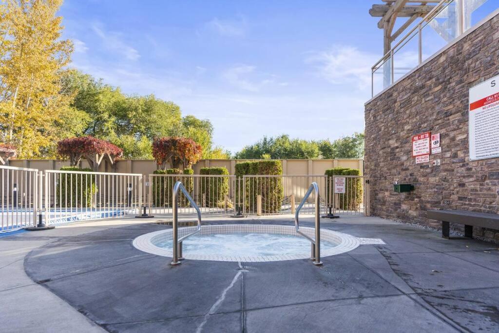 Stunning Lakeside Condo 2BR Pool Hot Tub and Beach