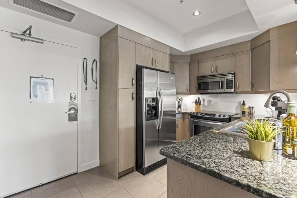 Stunning Lakeside Condo 2BR Pool Hot Tub and Beach