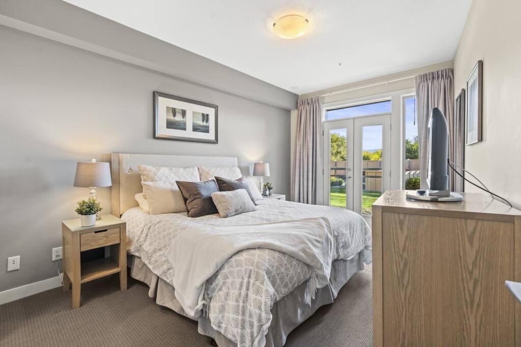 Stunning Lakeside Condo 2BR Pool Hot Tub and Beach