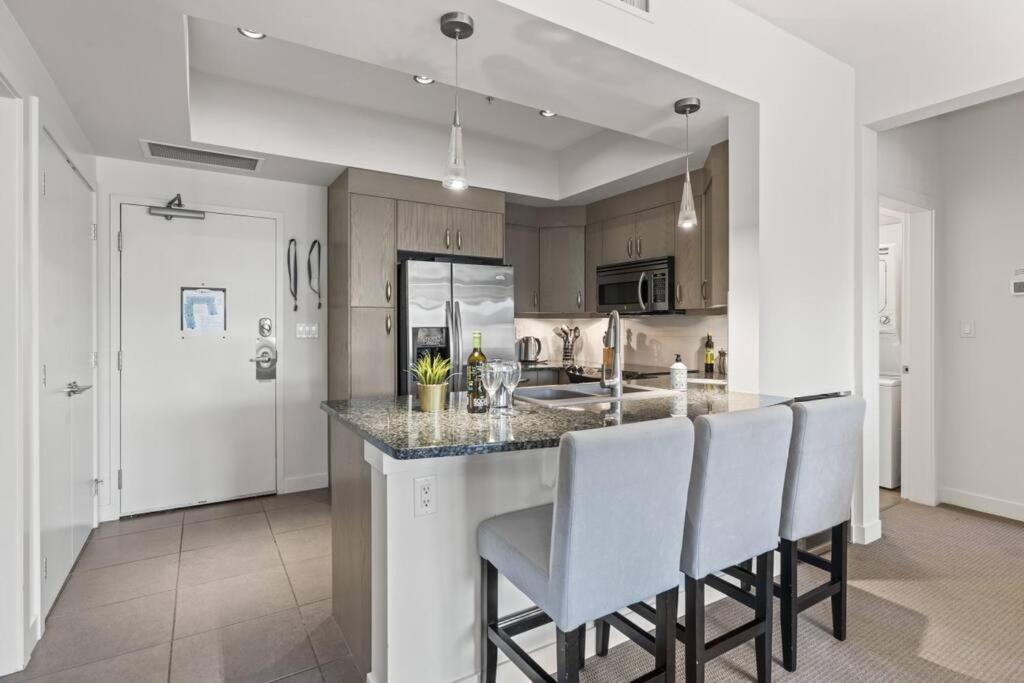 Stunning Lakeside Condo 2BR Pool Hot Tub and Beach