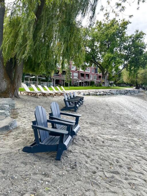 Stunning Lakeside Condo 2BR Pool Hot Tub and Beach