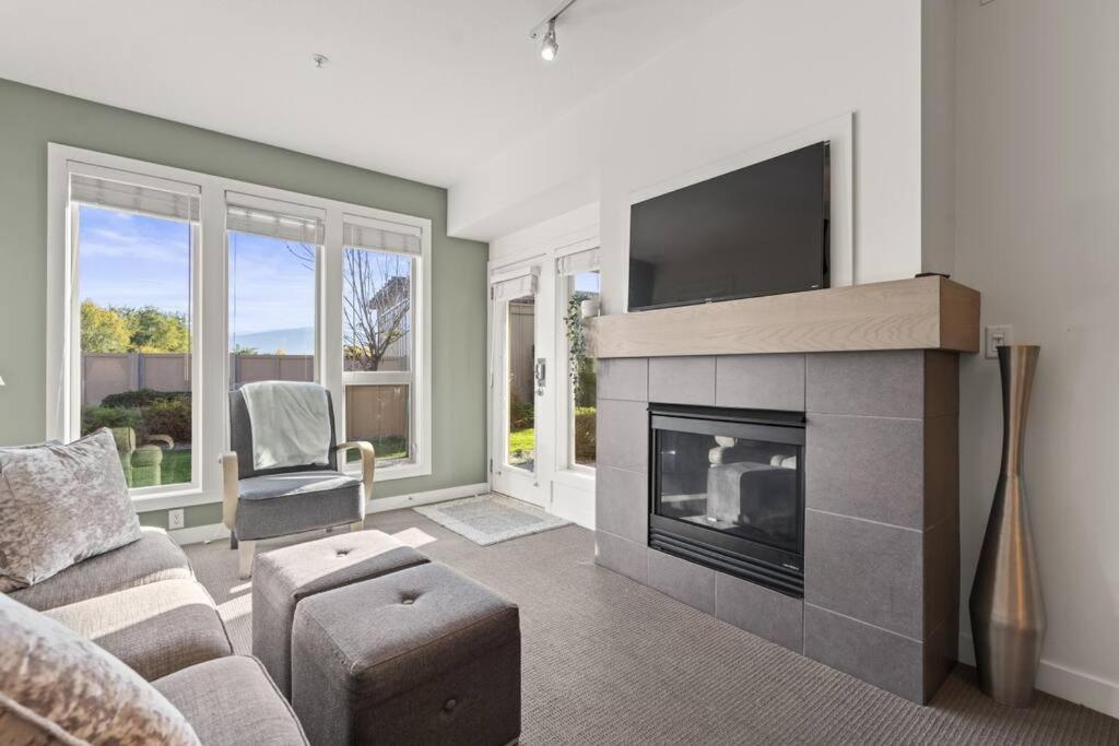 Stunning Lakeside Condo 2BR Pool Hot Tub and Beach