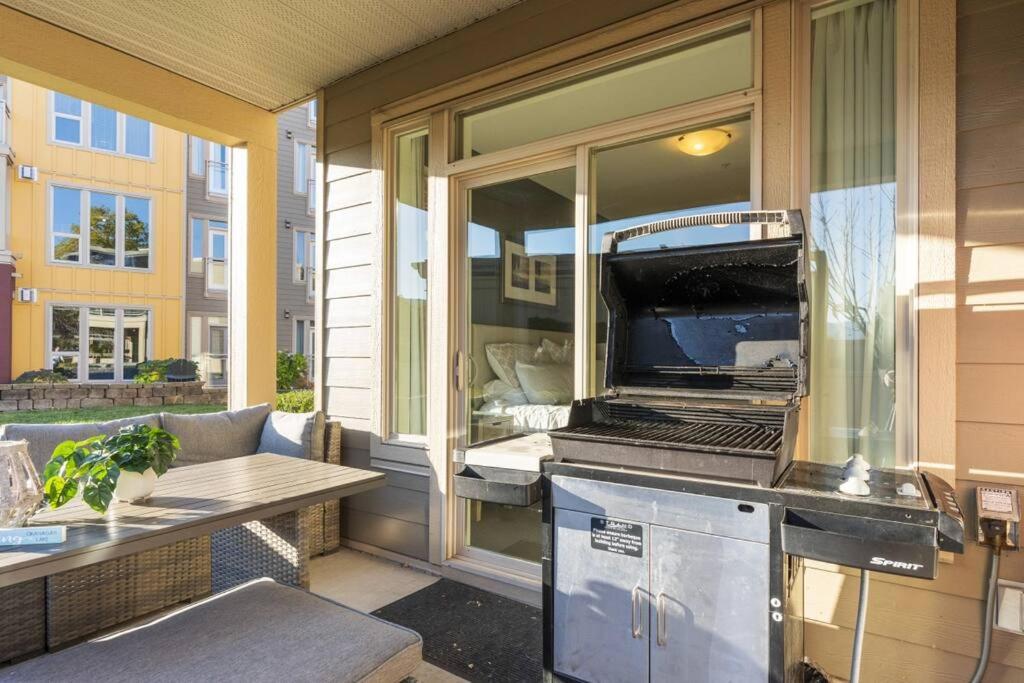 Stunning Lakeside Condo 2BR Pool Hot Tub and Beach