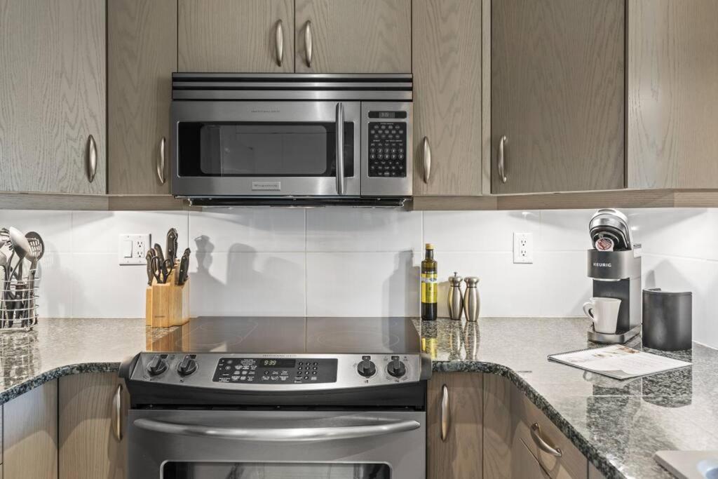 Stunning Lakeside Condo 2BR Pool Hot Tub and Beach