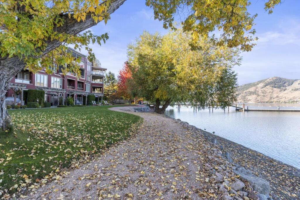 Stunning Lakeside Condo 2BR Pool Hot Tub and Beach
