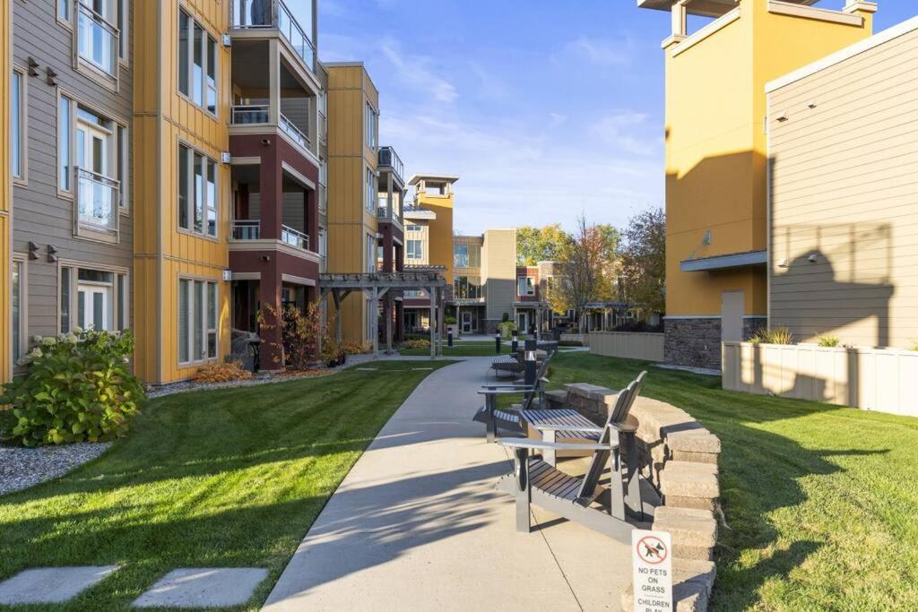 Stunning Lakeside Condo 2BR Pool Hot Tub and Beach
