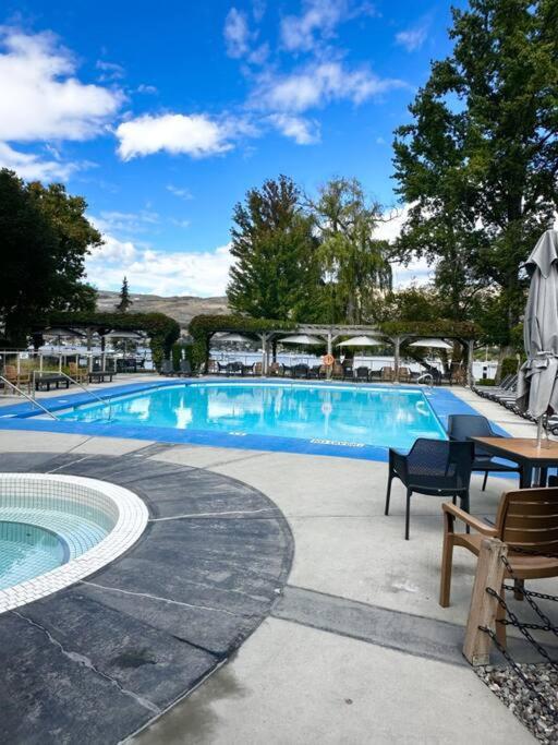 Stunning Lakeside Condo 2BR Pool Hot Tub and Beach