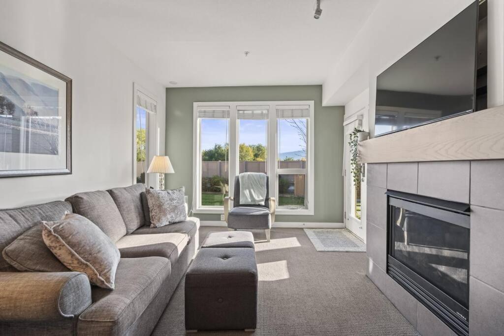 Stunning Lakeside Condo 2BR Pool Hot Tub and Beach