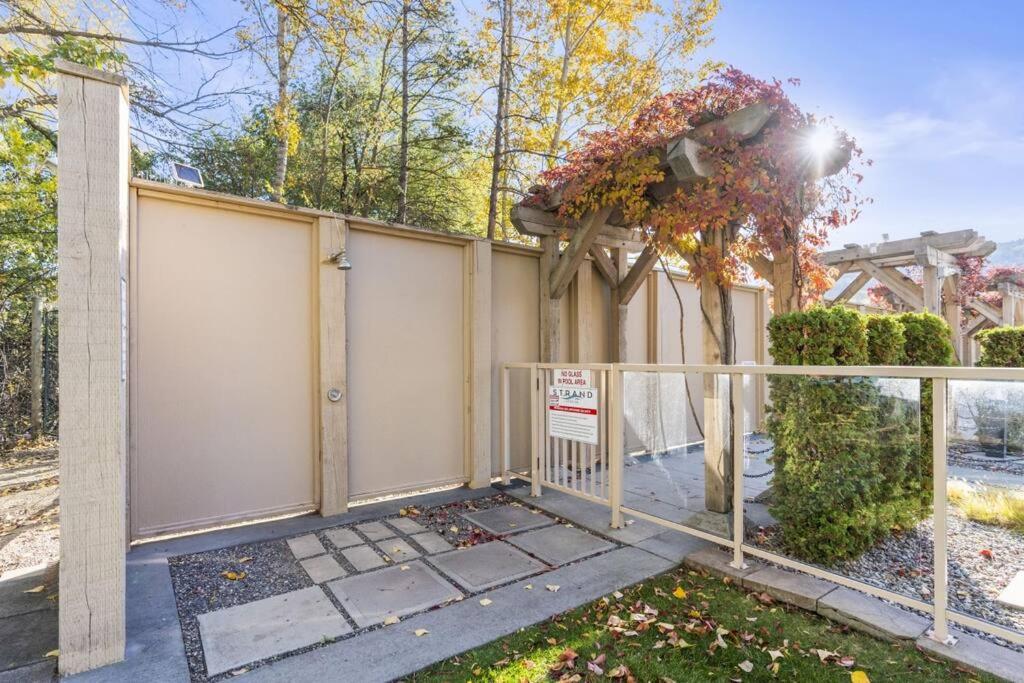 Stunning Lakeside Condo 2BR Pool Hot Tub and Beach