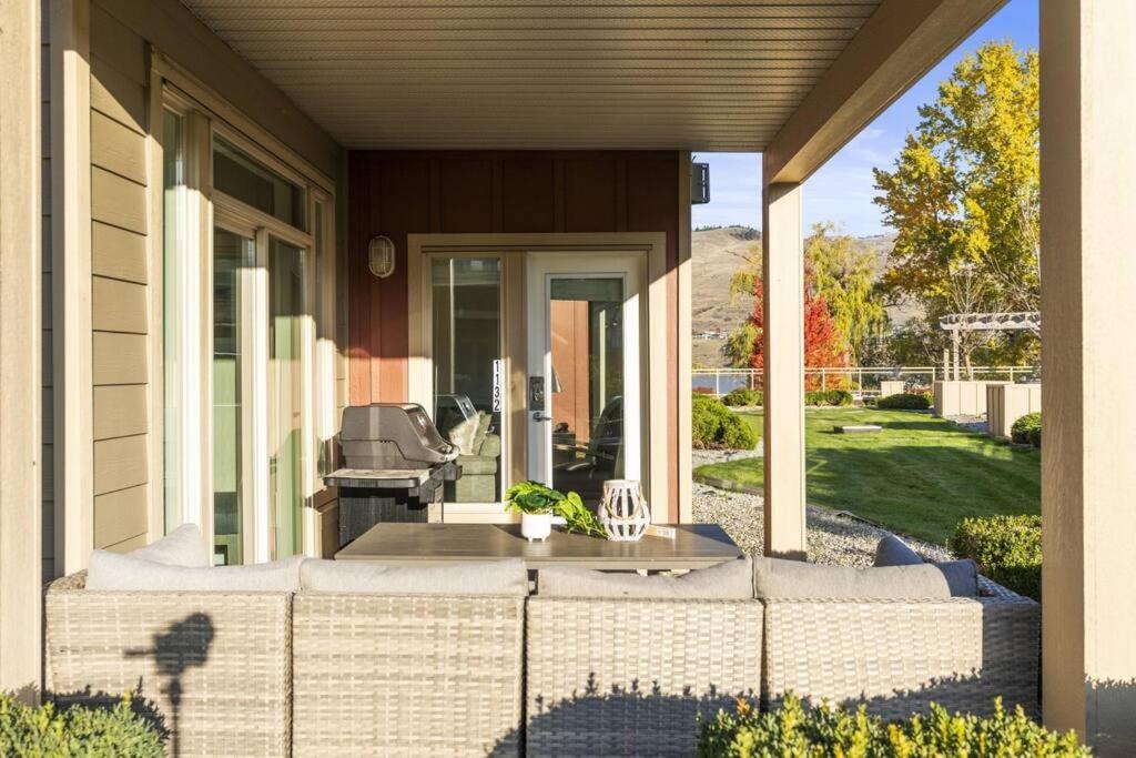 Stunning Lakeside Condo 2BR Pool Hot Tub and Beach