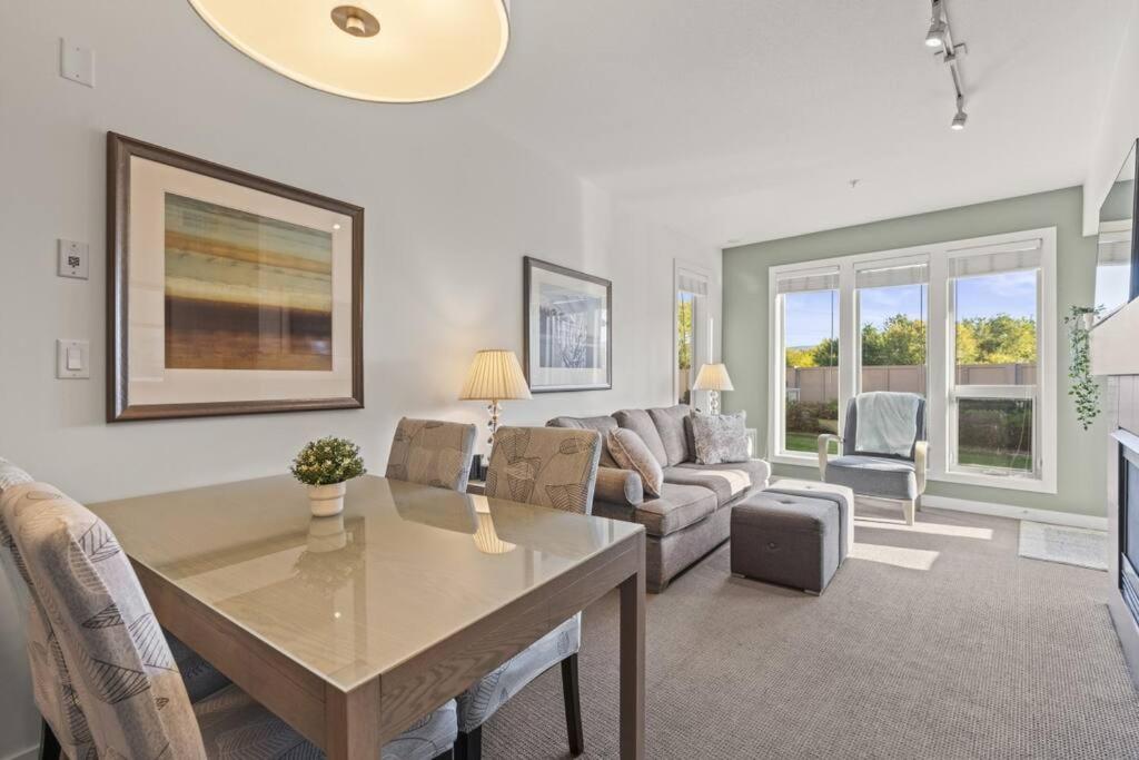 Stunning Lakeside Condo 2BR Pool Hot Tub and Beach