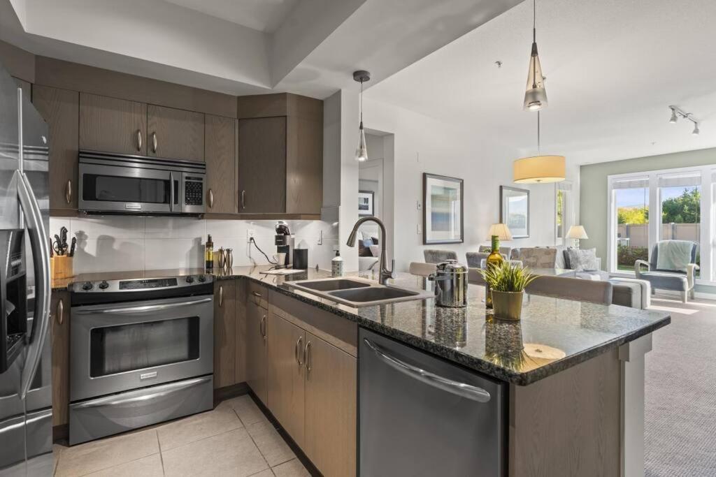 Stunning Lakeside Condo 2BR Pool Hot Tub and Beach