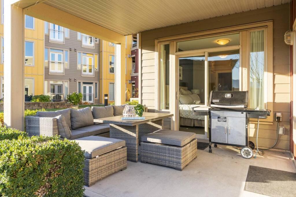 Stunning Lakeside Condo 2BR Pool Hot Tub and Beach