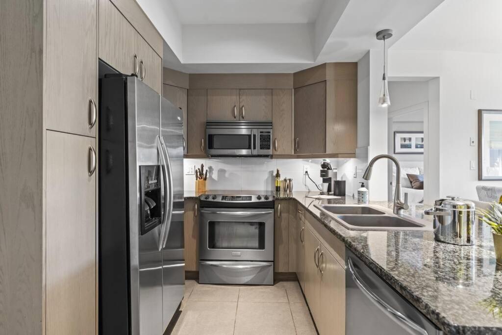 Stunning Lakeside Condo 2BR Pool Hot Tub and Beach