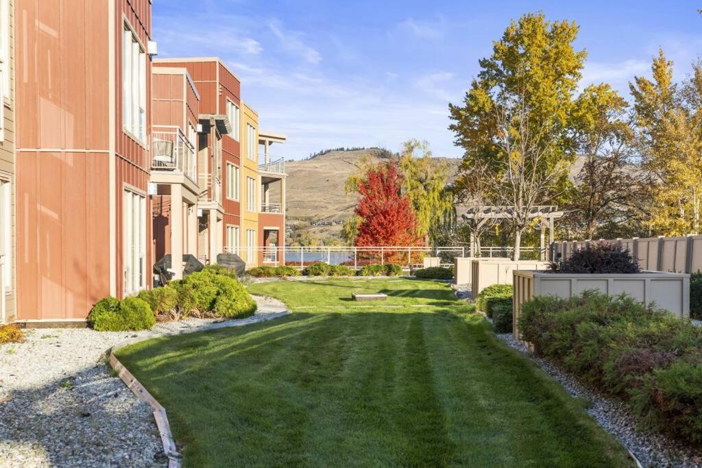 Stunning Lakeside Condo 2BR Pool Hot Tub and Beach