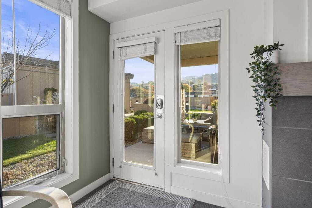 Stunning Lakeside Condo 2BR Pool Hot Tub and Beach