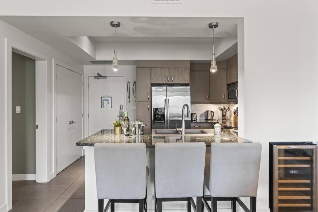 Stunning Lakeside Condo 2BR Pool Hot Tub and Beach