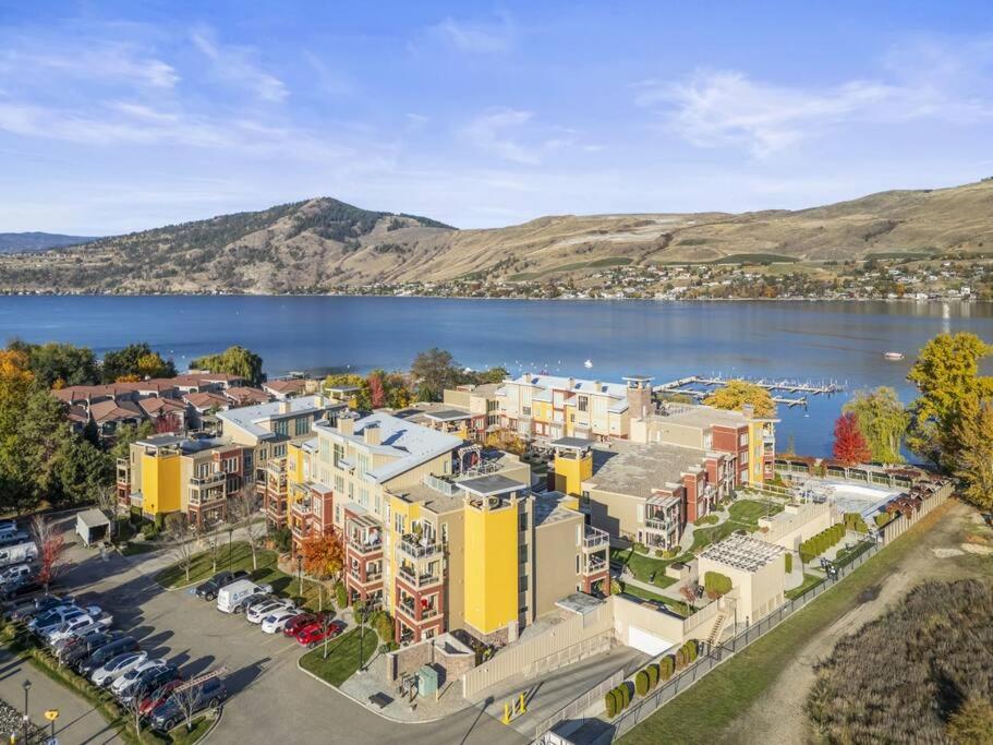 Stunning Lakeside Condo 2BR Pool Hot Tub and Beach