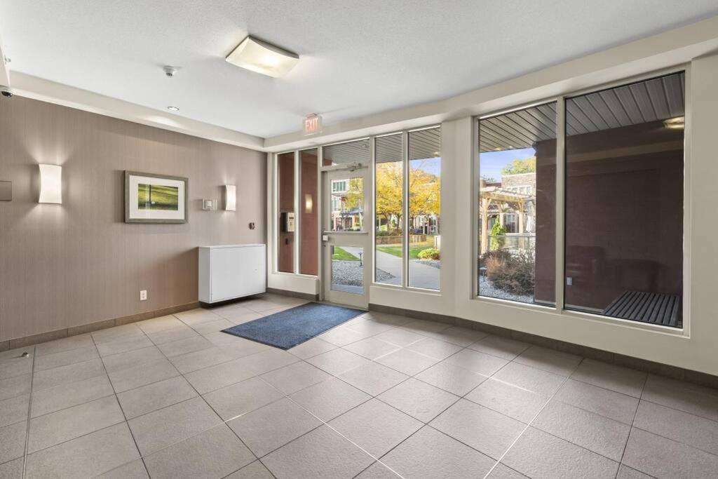 Stunning Lakeside Condo 2BR Pool Hot Tub and Beach