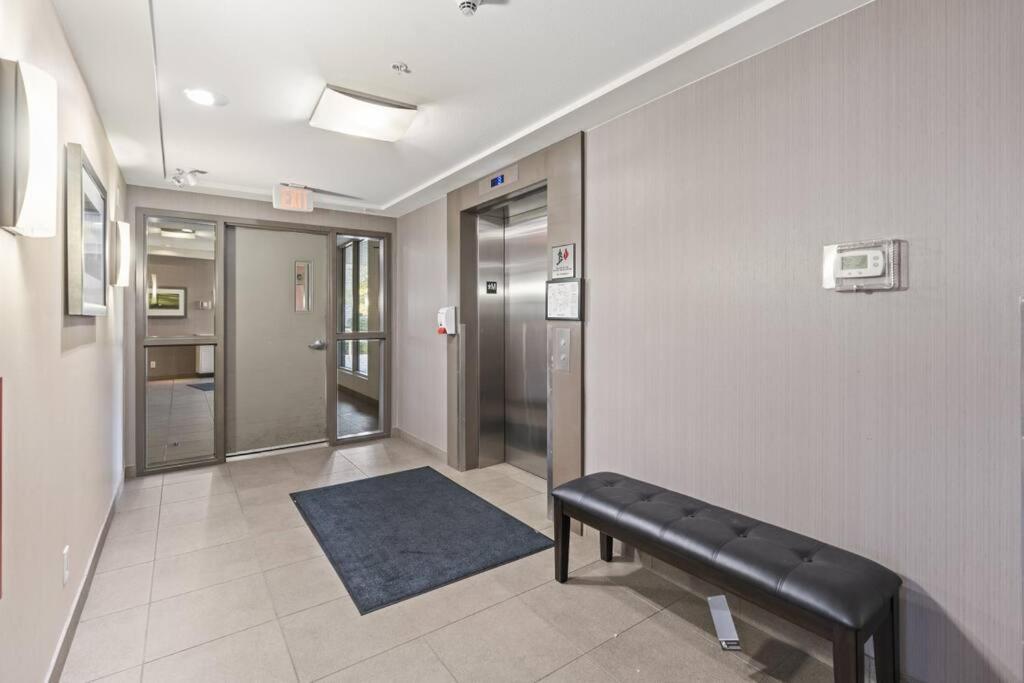Stunning Lakeside Condo 2BR Pool Hot Tub and Beach