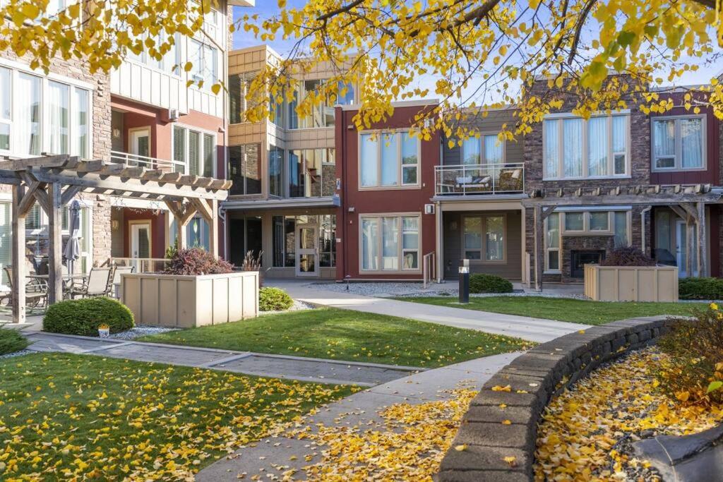 Stunning Lakeside Condo 2BR Pool Hot Tub and Beach