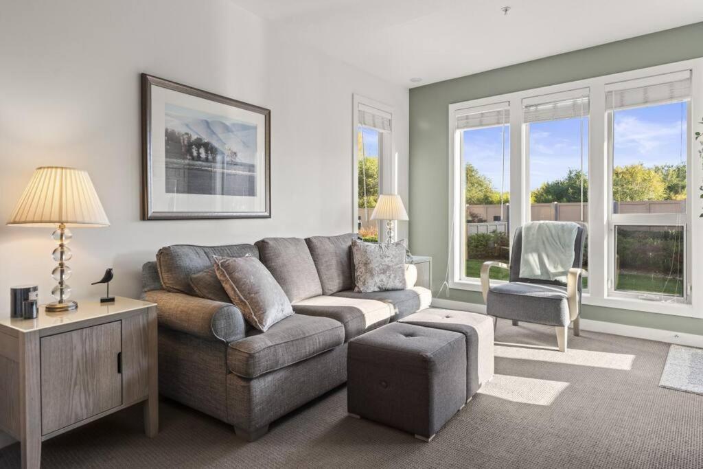 Stunning Lakeside Condo 2BR Pool Hot Tub and Beach