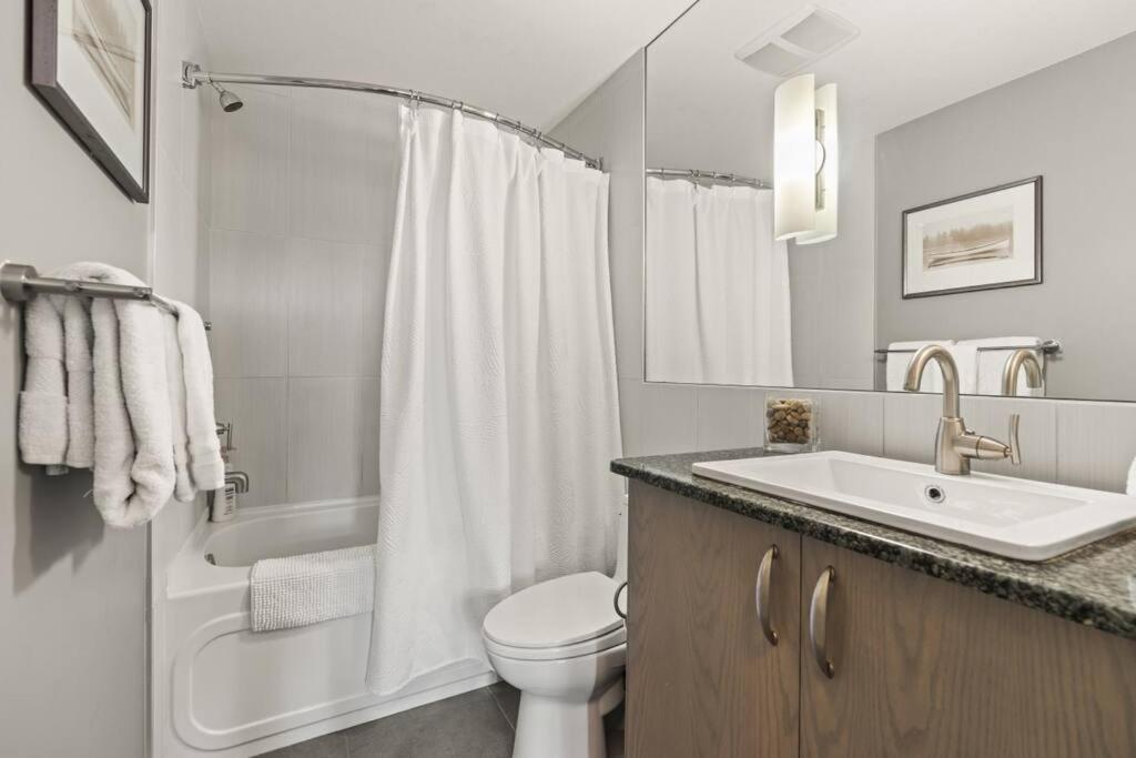 Stunning Lakeside Condo 2BR Pool Hot Tub and Beach