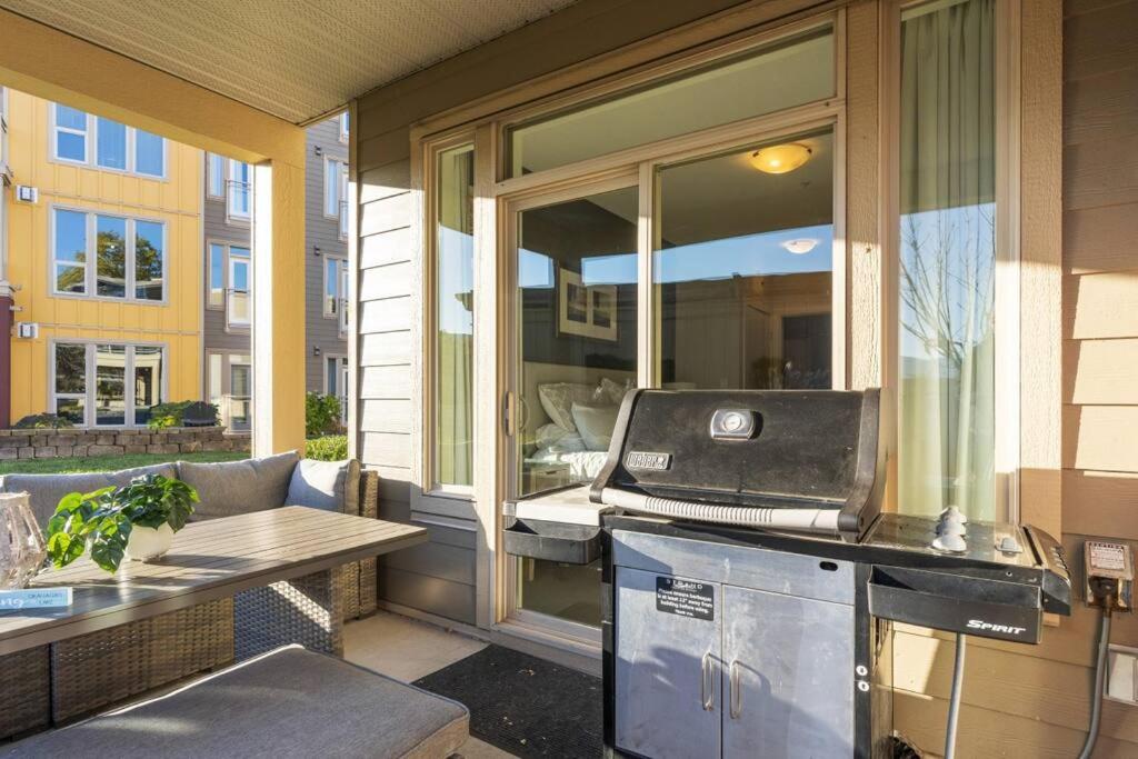 Stunning Lakeside Condo 2BR Pool Hot Tub and Beach