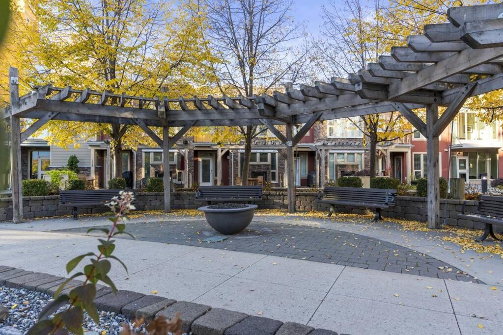 Stunning Lakeside Condo 2BR Pool Hot Tub and Beach