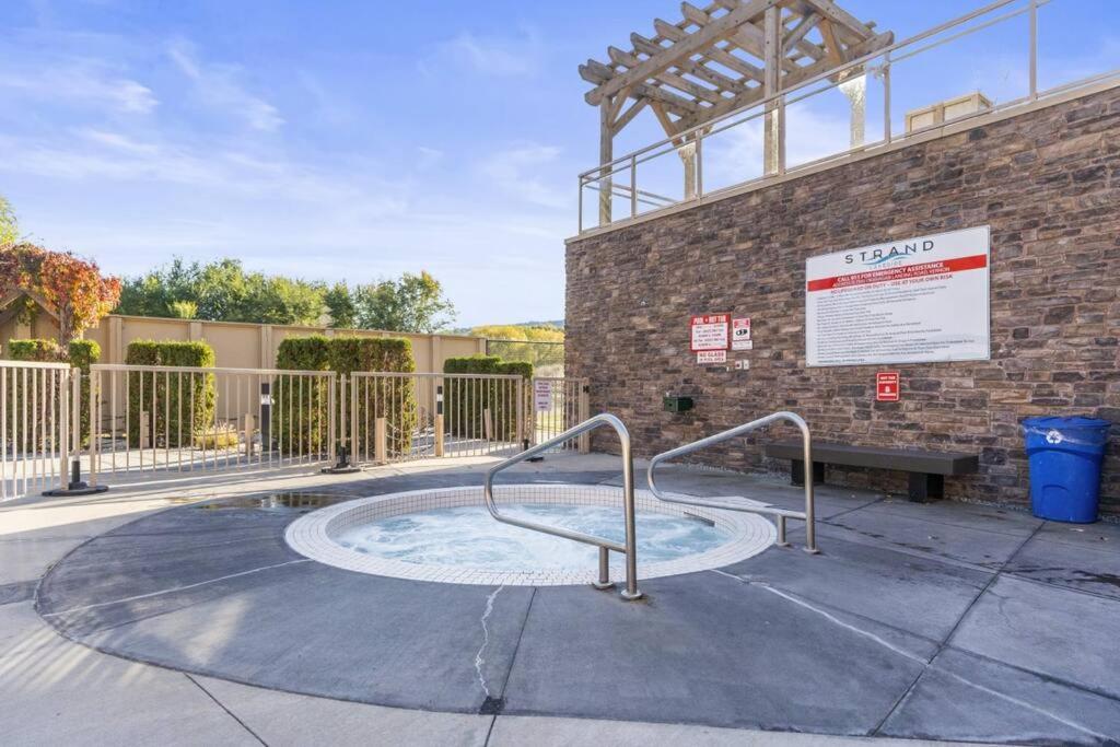 Stunning Lakeside Condo 2BR Pool Hot Tub and Beach