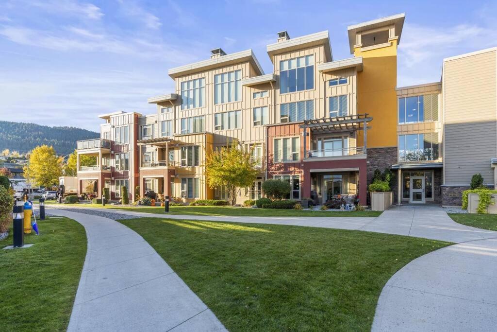 Stunning Lakeside Condo 2BR Pool Hot Tub and Beach
