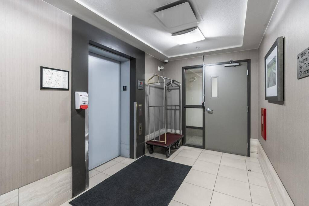 Stunning Lakeside Condo 2BR Pool Hot Tub and Beach