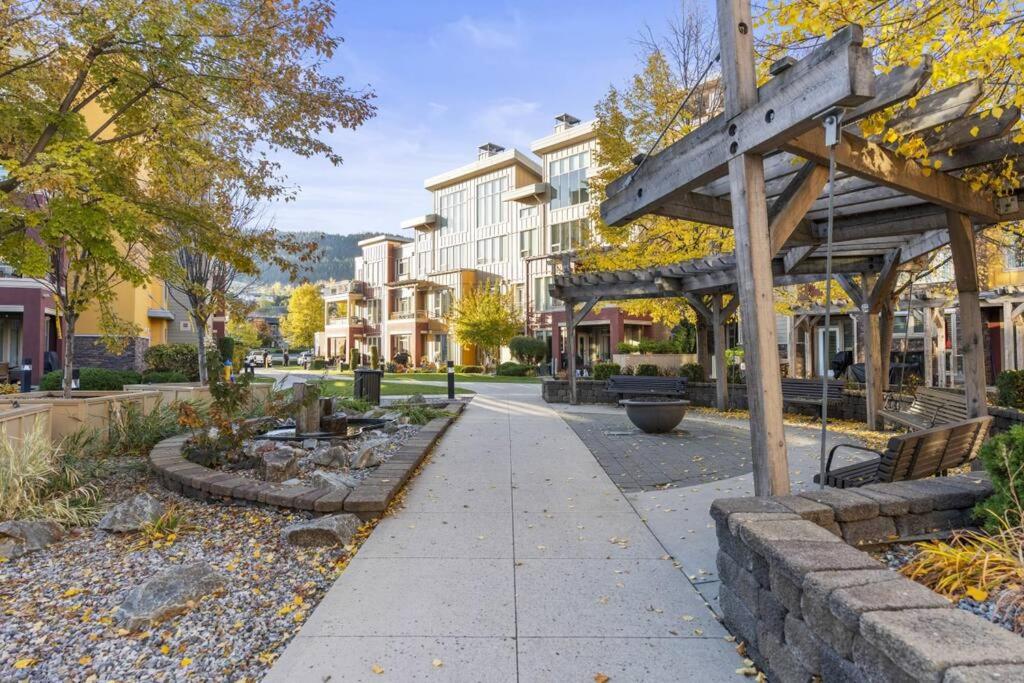 Stunning Lakeside Condo 2BR Pool Hot Tub and Beach