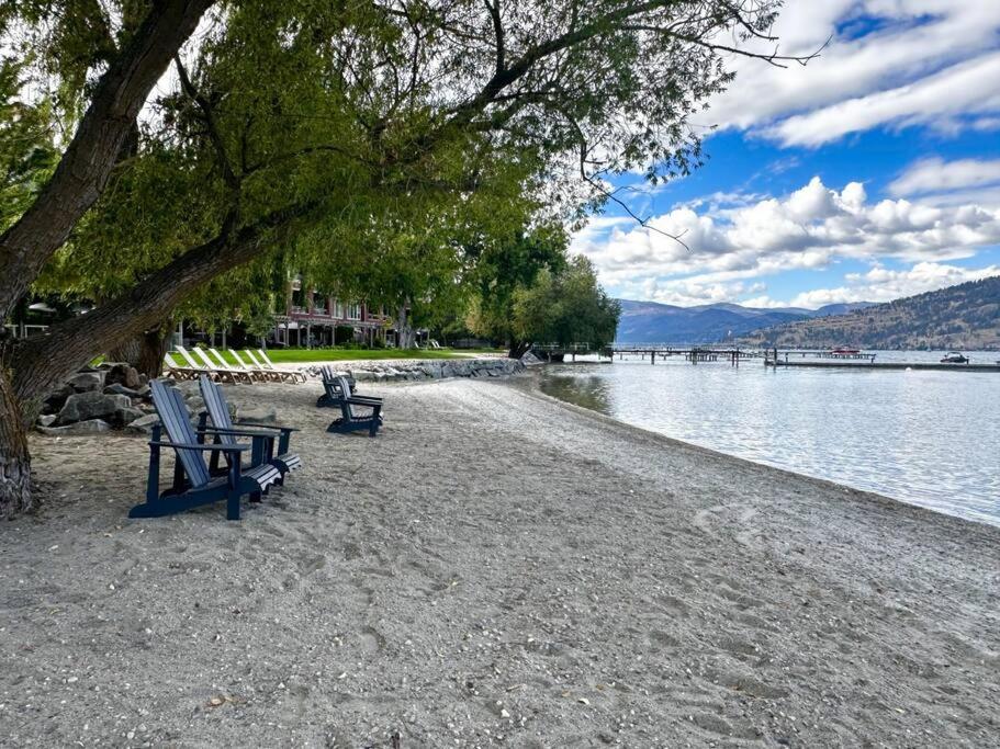 Stunning Lakeside Condo 2BR Pool Hot Tub and Beach