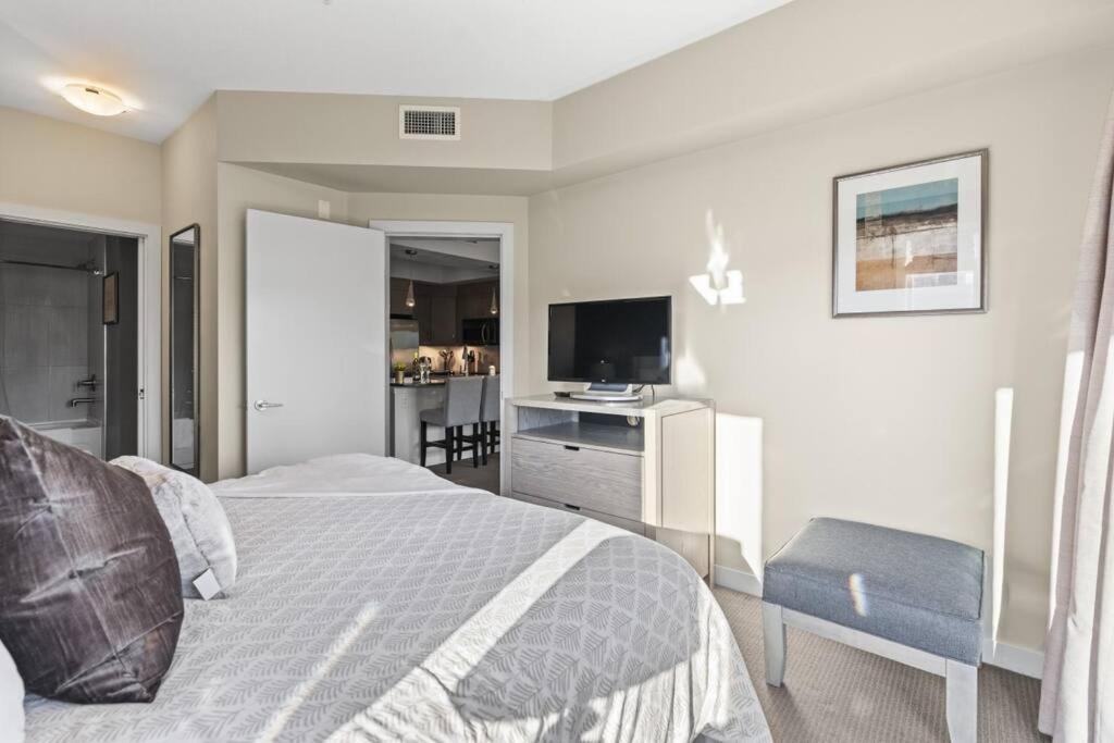 Stunning Lakeside Condo 2BR Pool Hot Tub and Beach