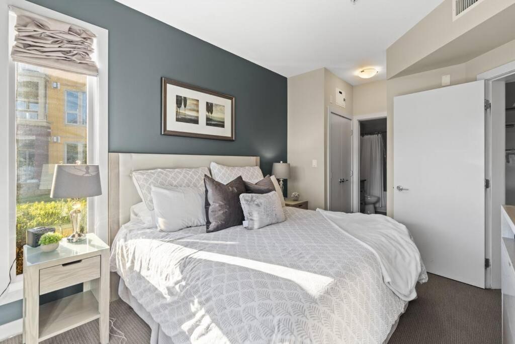 Stunning Lakeside Condo 2BR Pool Hot Tub and Beach