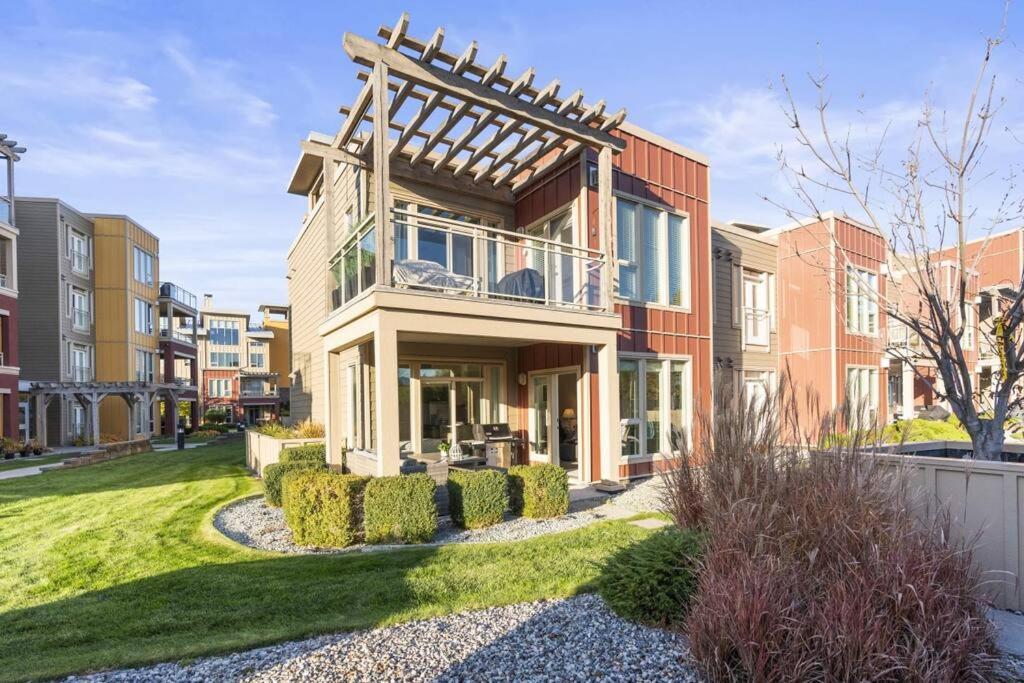 Stunning Lakeside Condo 2BR Pool Hot Tub and Beach