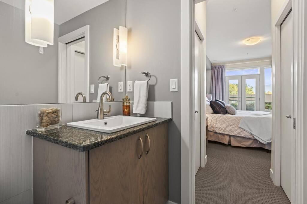 Stunning Lakeside Condo 2BR Pool Hot Tub and Beach