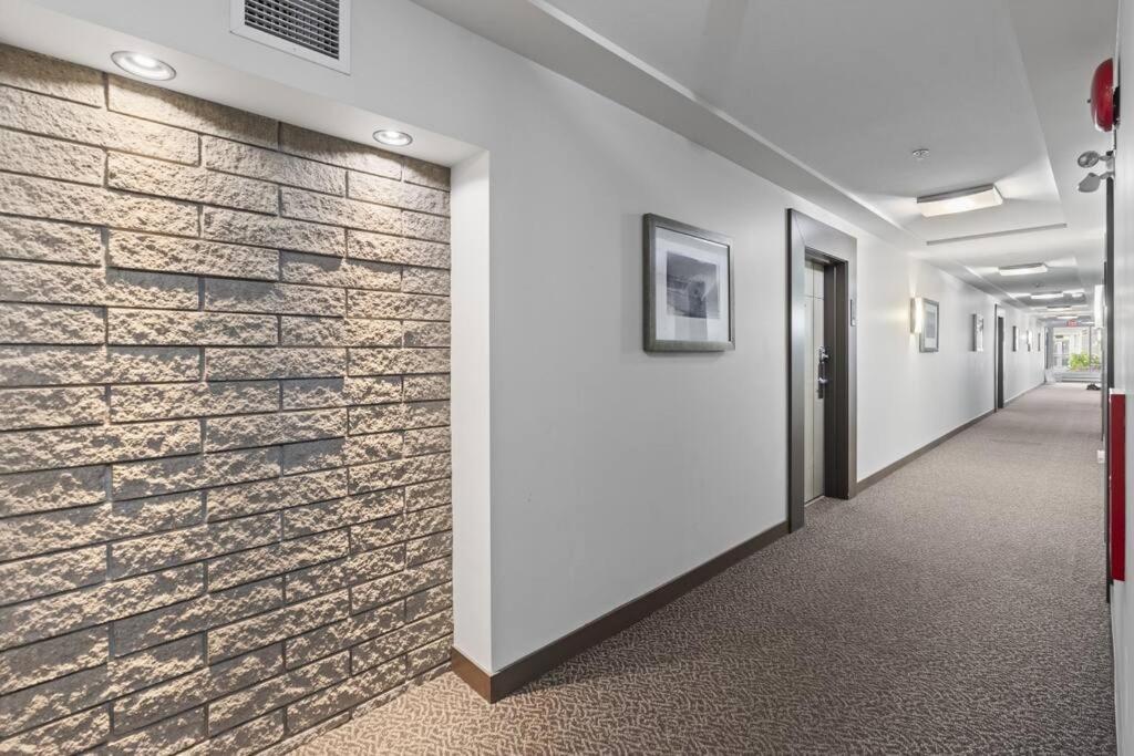 Stunning Lakeside Condo 2BR Pool Hot Tub and Beach