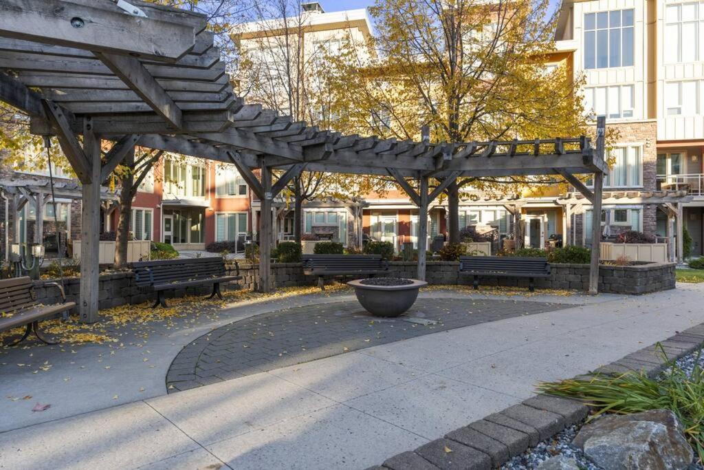 Stunning Lakeside Condo 2BR Pool Hot Tub and Beach