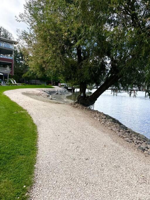 Stunning Lakeside Condo 2BR Pool Hot Tub and Beach