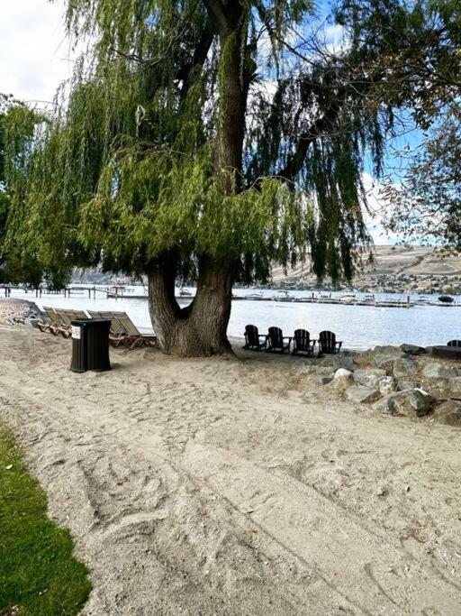 Stunning Lakeside Condo 2BR Pool Hot Tub and Beach