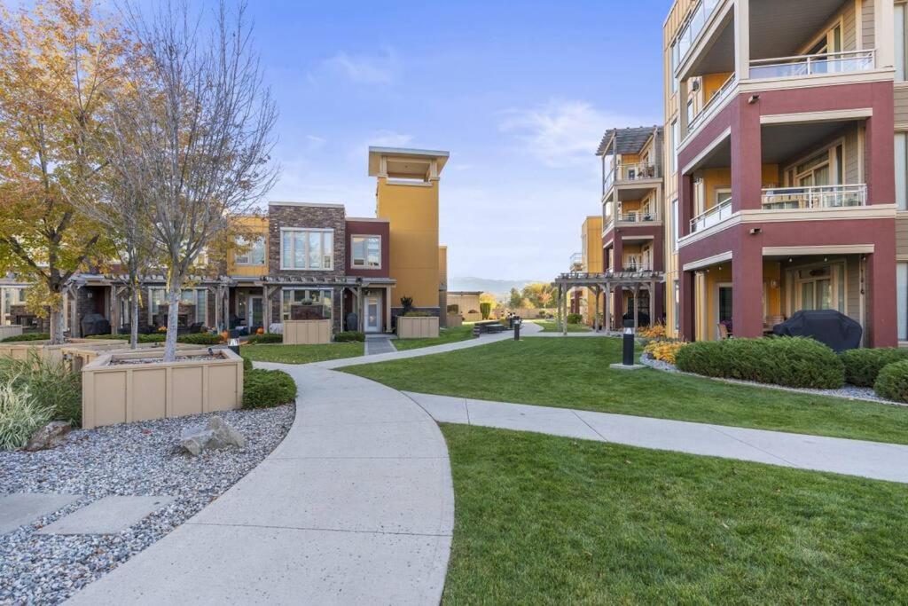 Stunning Lakeside Condo 2BR Pool Hot Tub and Beach