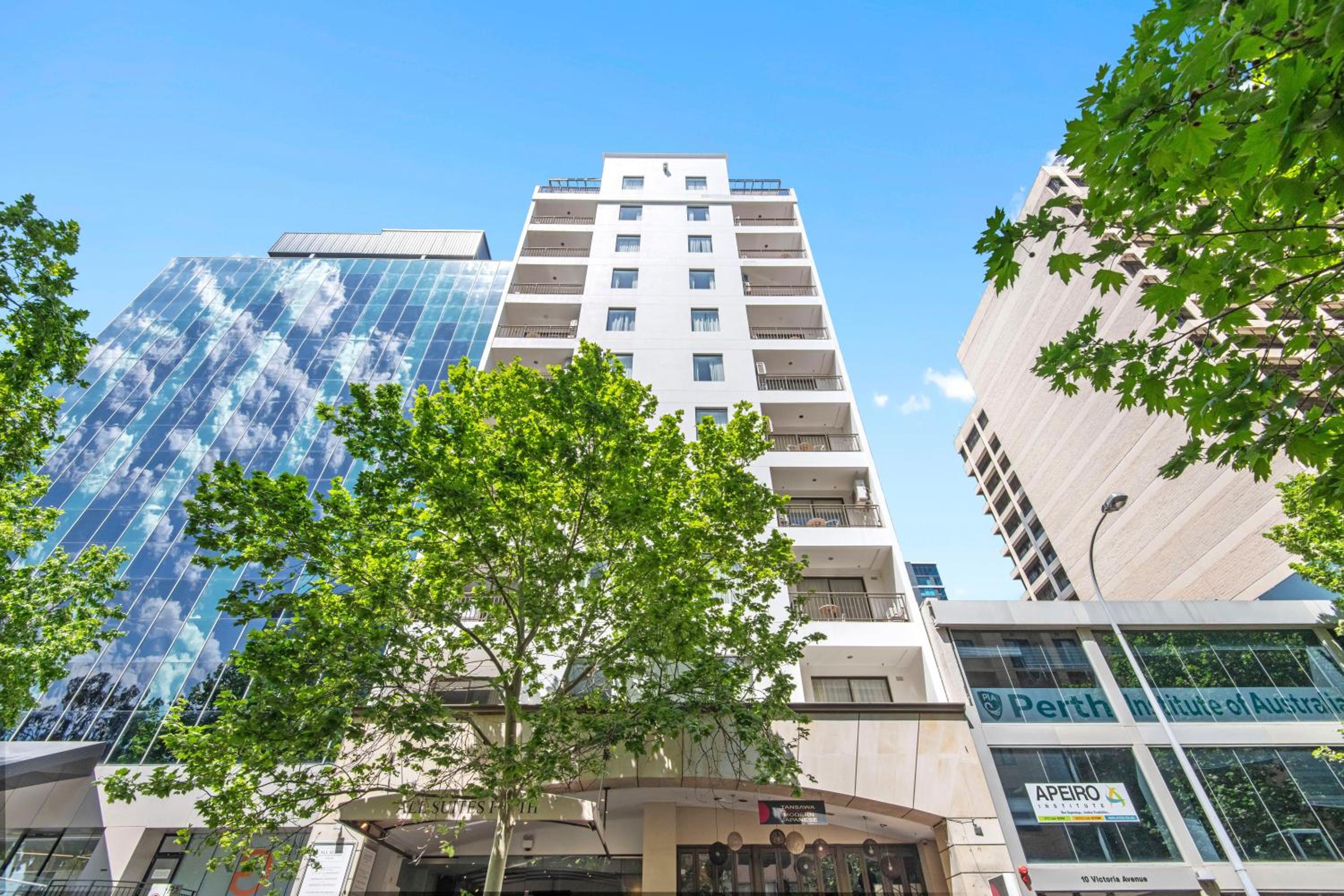 303 Cheerful City Central Crib Sleeps 2