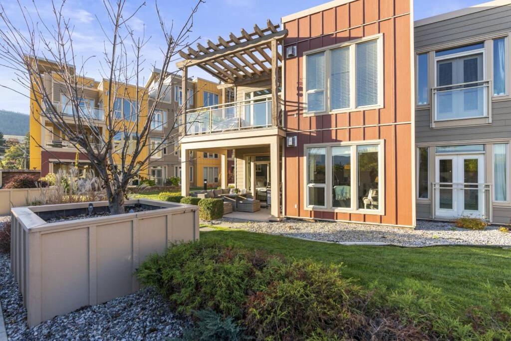 Stunning Lakeside Condo 2BR Pool Hot Tub and Beach