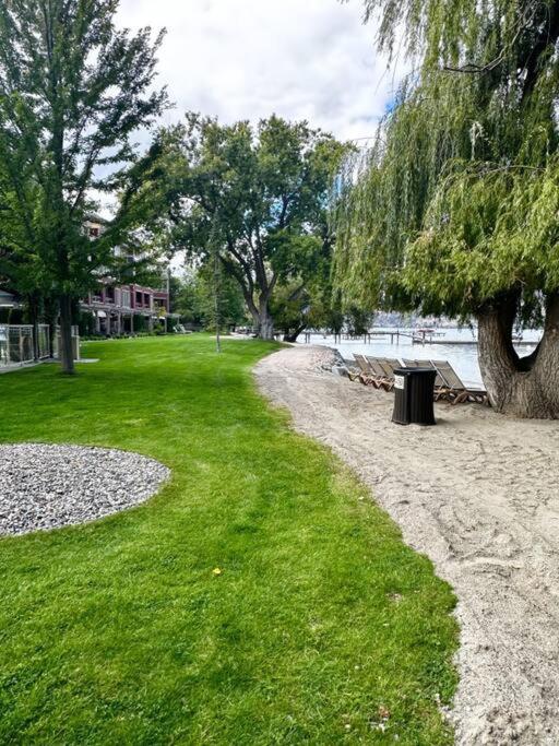 Stunning Lakeside Condo 2BR Pool Hot Tub and Beach