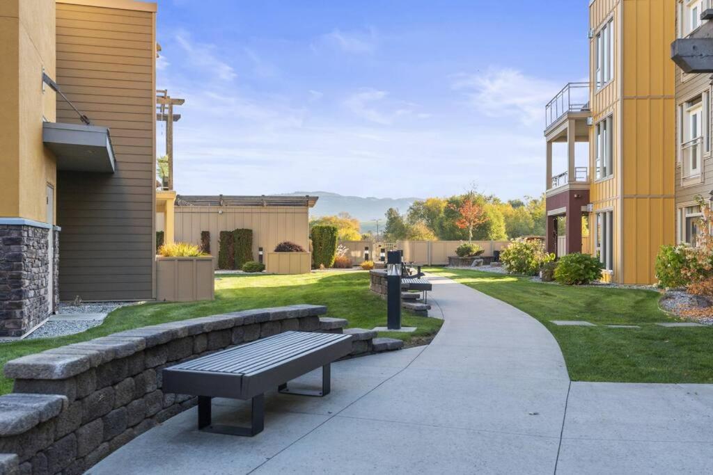 Stunning Lakeside Condo 2BR Pool Hot Tub and Beach